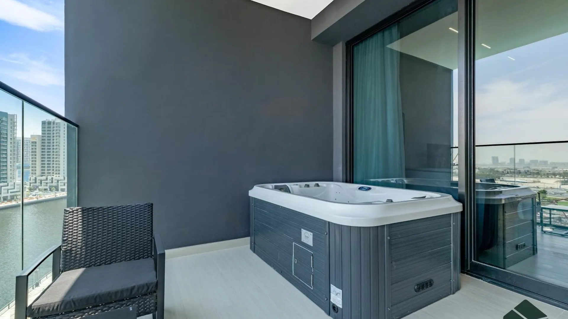 Premium Studio With Private Jacuzzi By Bms 0*, Dubai